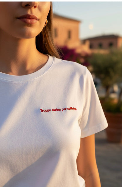 T-shirt “Troppo carina per soffrire”